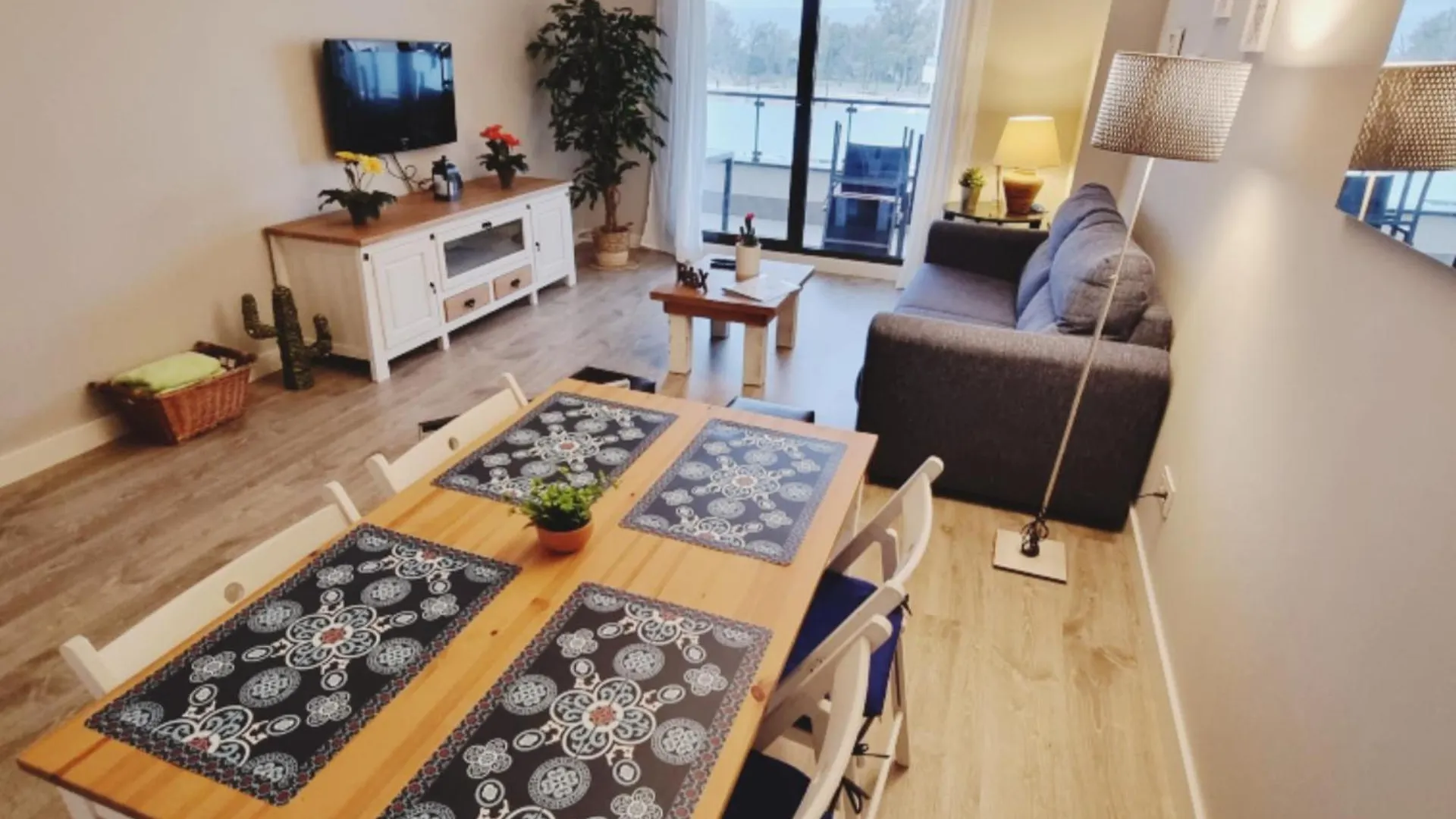 Excellent Location- Beach, Pool, Telework, 2 Bikes, Parking & Wifi Gratis At 