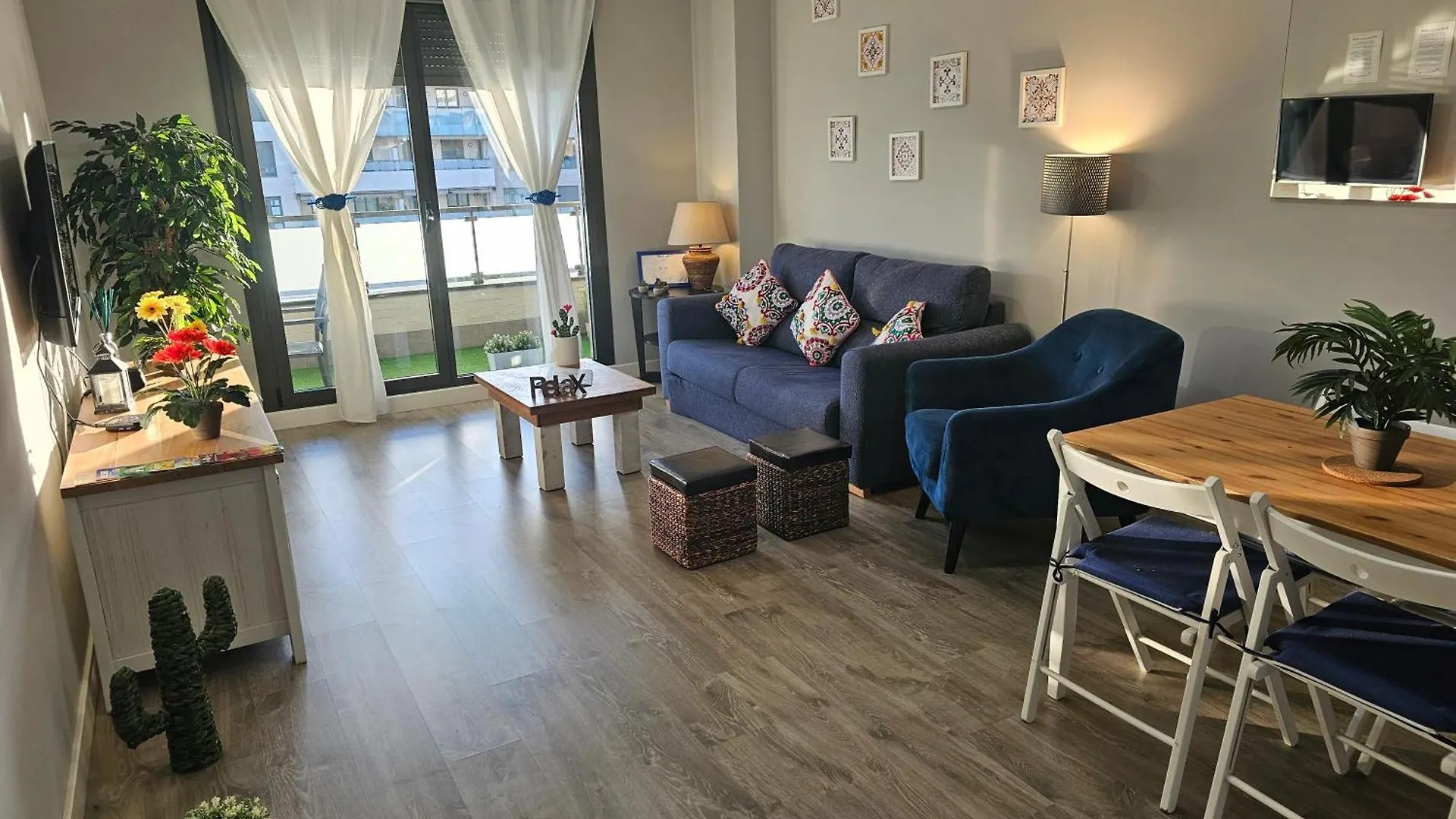 Apartment Excellent Location- Beach, Pool, Telework, 2 Bikes, Parking & Wifi Gratis At 